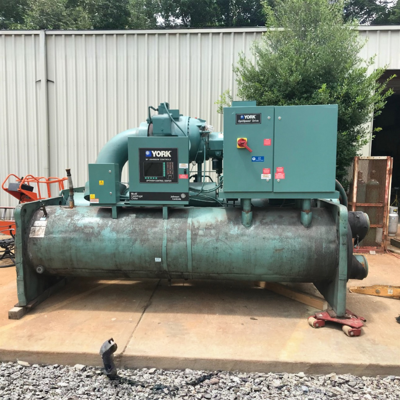 Single water-cooled YORK chiller ready for direct review and purchase